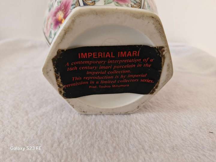 Just Stunning ! Certified contemporary Imperial Imari interpretation vase !