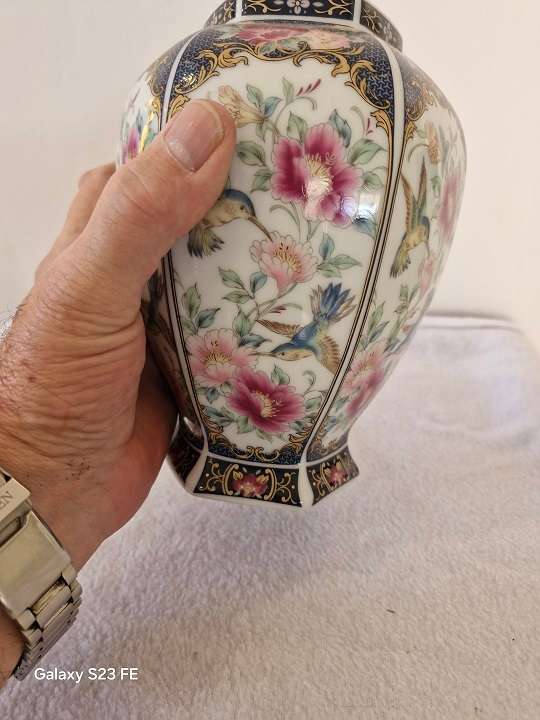 Just Stunning ! Certified contemporary Imperial Imari interpretation vase !