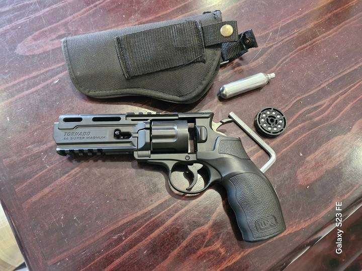 Umarex Tornado .177 BB  CO2 with holster
