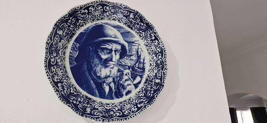 Collectors Bargain ! Stunning Vintage Boch Freres Delft large size plate !
