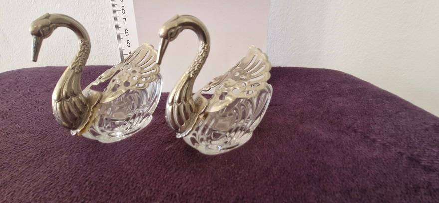 STUNNING ! A pair of Vintage Salt and Pepper Swan Cellars !