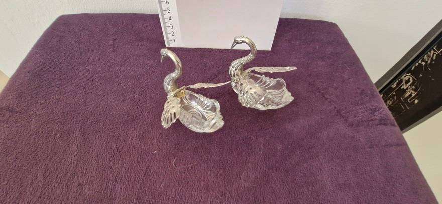 STUNNING ! A pair of Vintage Salt and Pepper Swan Cellars !