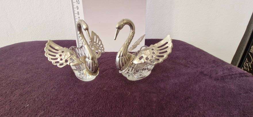 STUNNING ! A pair of Vintage Salt and Pepper Swan Cellars !