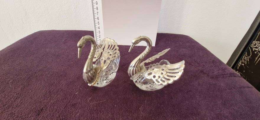 STUNNING ! A pair of Vintage Salt and Pepper Swan Cellars !