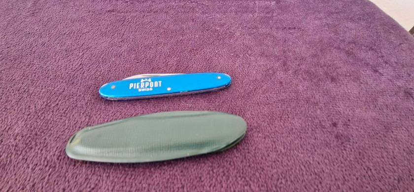 Beautiful Blue Victorinox dual blade pocket knife !