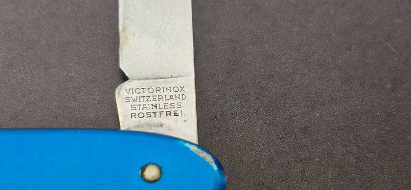 Beautiful Blue Victorinox dual blade pocket knife !