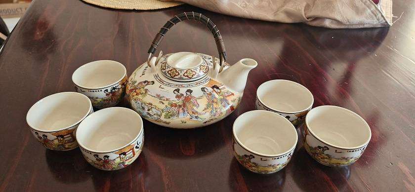 Beautiful Bargain ! Vintage Chinese Tea Set in perfect condition !