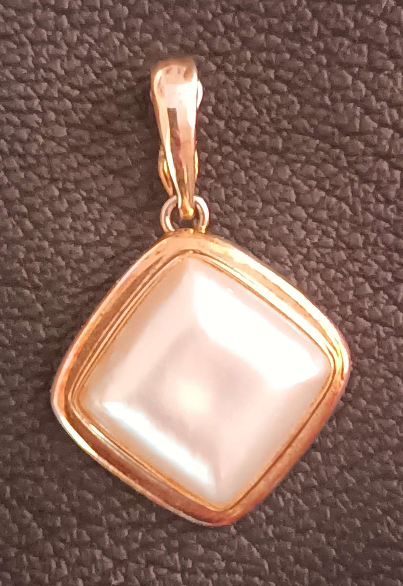 9ct gold mabe pearl pendant