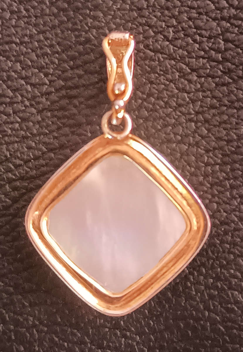 9ct gold mabe pearl pendant