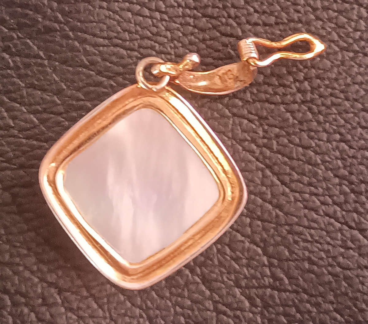 9ct gold mabe pearl pendant