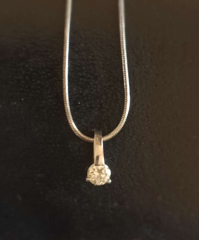 18ct white gold diamond pendant + 9ct white gold snake chain