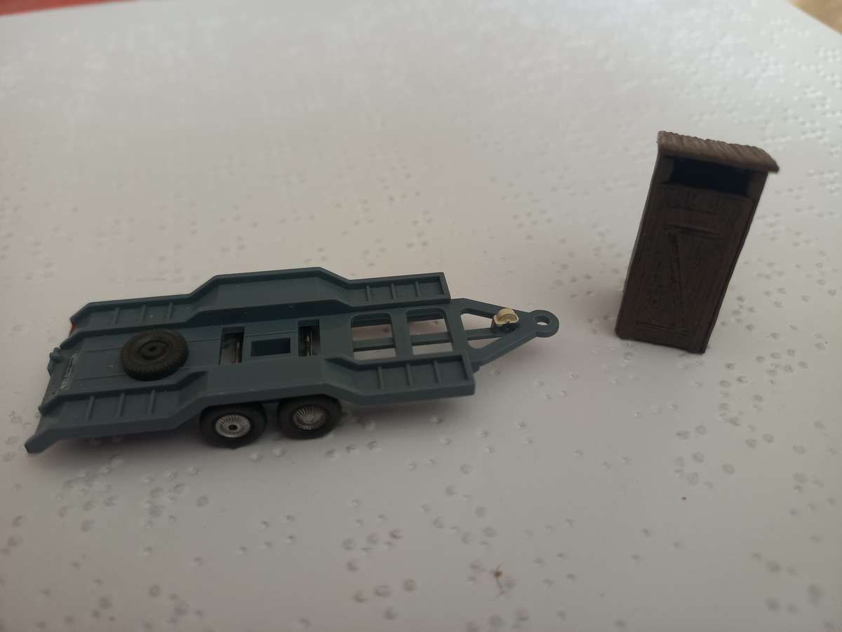 HO CAR TRAILER AND OUTHOUSE