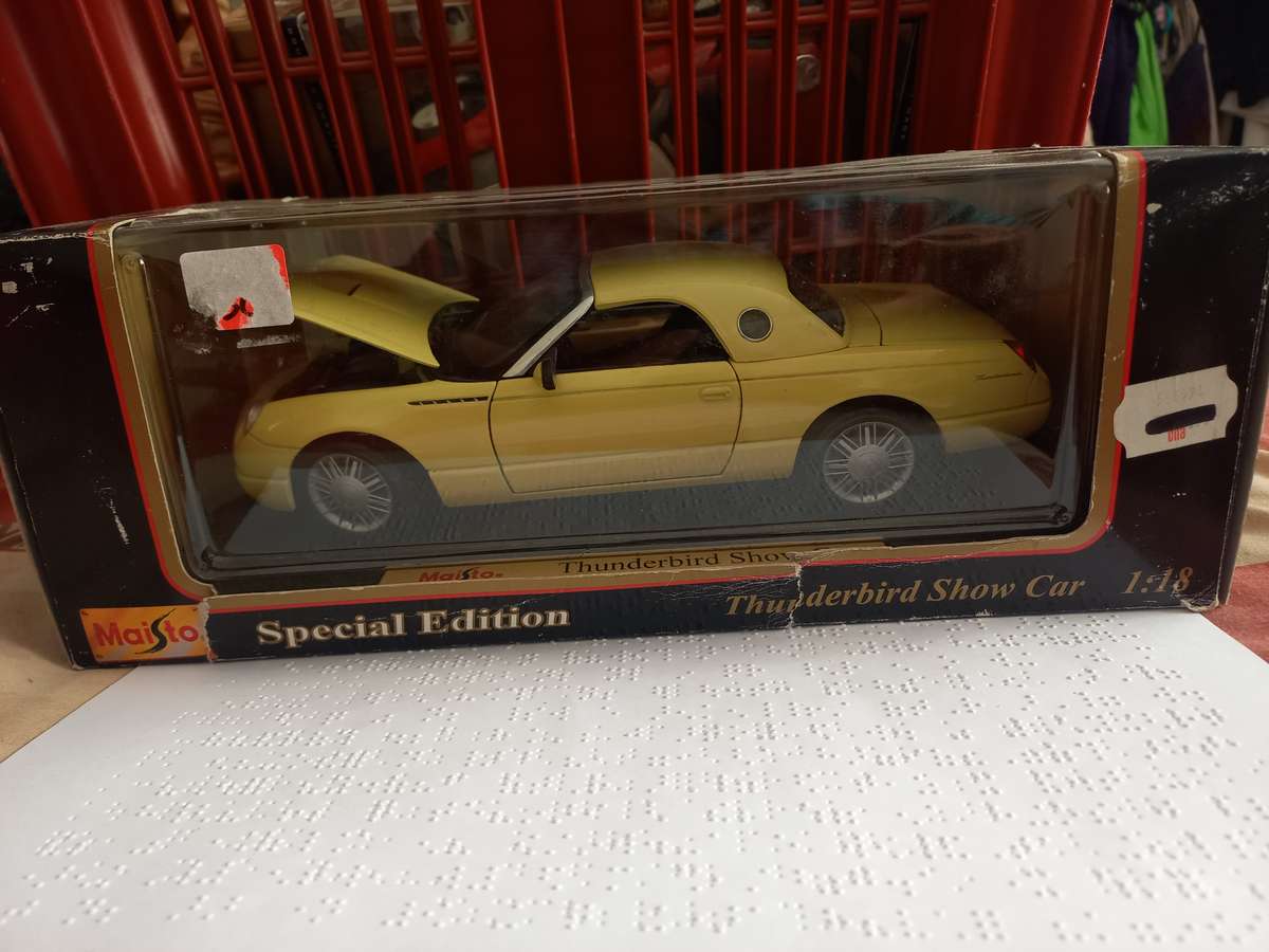 Maisto 1/18 scale Ford Thunderbird showcar