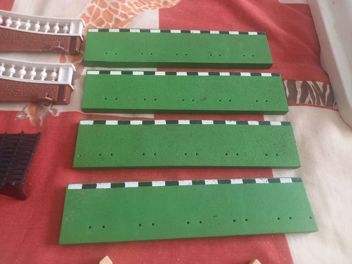 Scalectrix accessories including figures