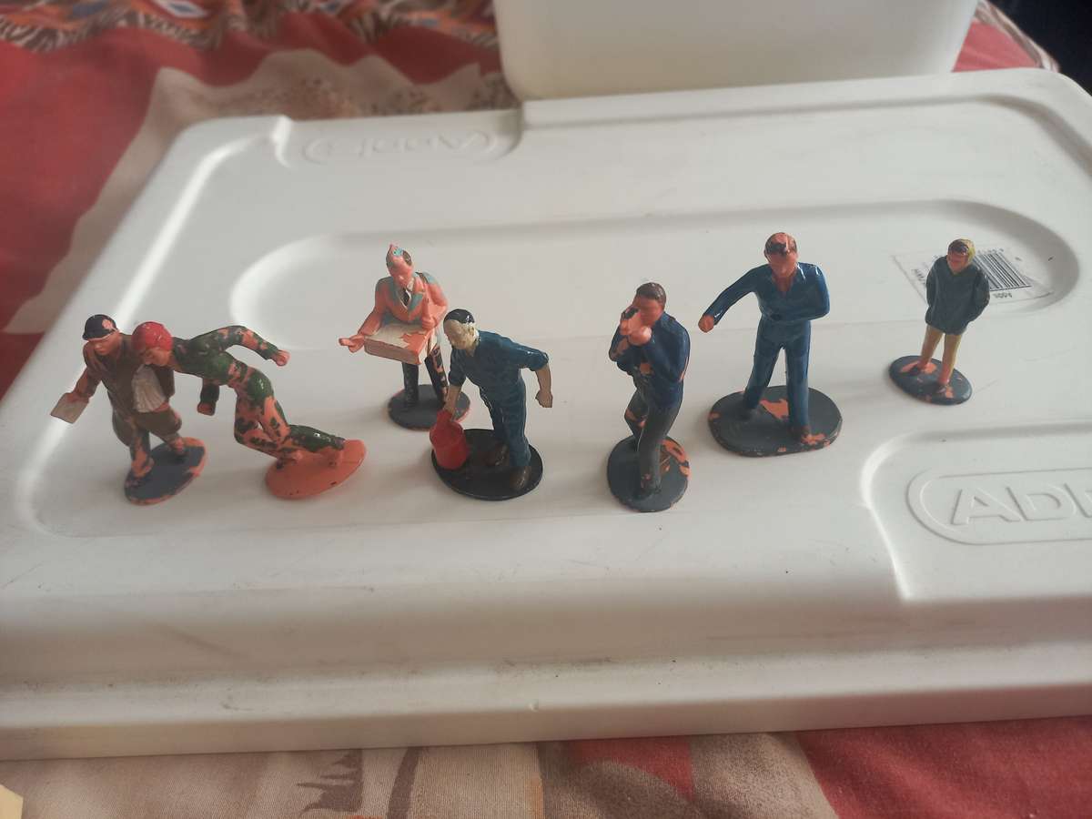 Scalectrix accessories including figures