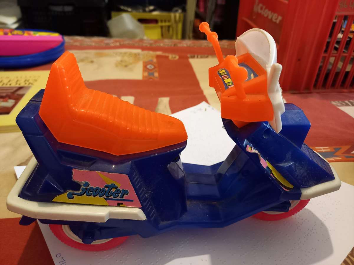 Plastic barbie style 3 wheel scooter