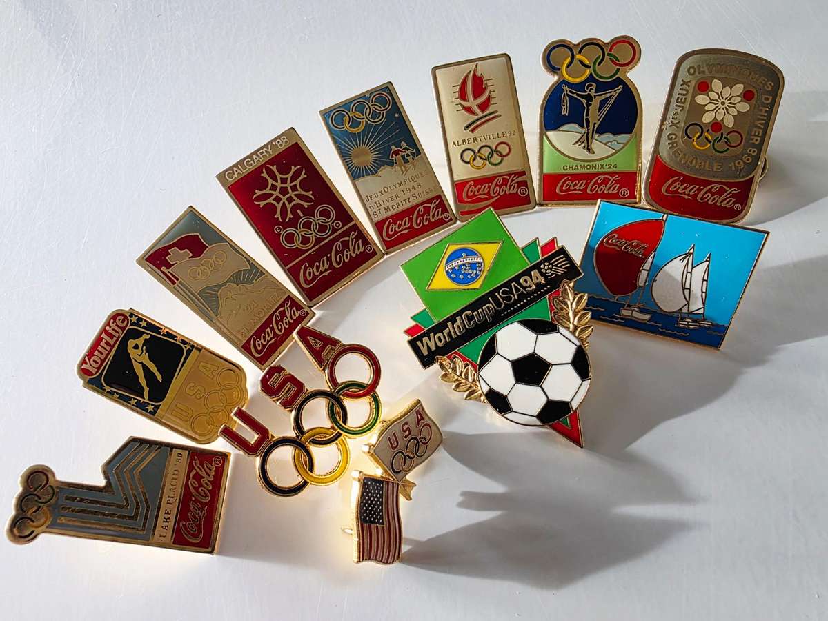 12 x VINTAGE COCA-COLA - LAPEL PINS - TOP LOT - HIGHLY COLLECTIBLE