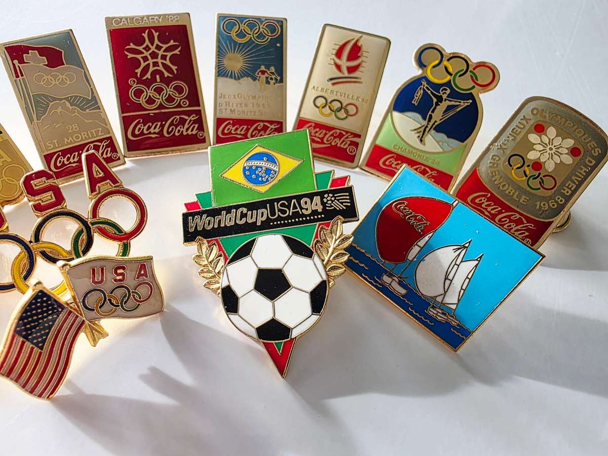 12 x VINTAGE COCA-COLA - LAPEL PINS - TOP LOT - HIGHLY COLLECTIBLE