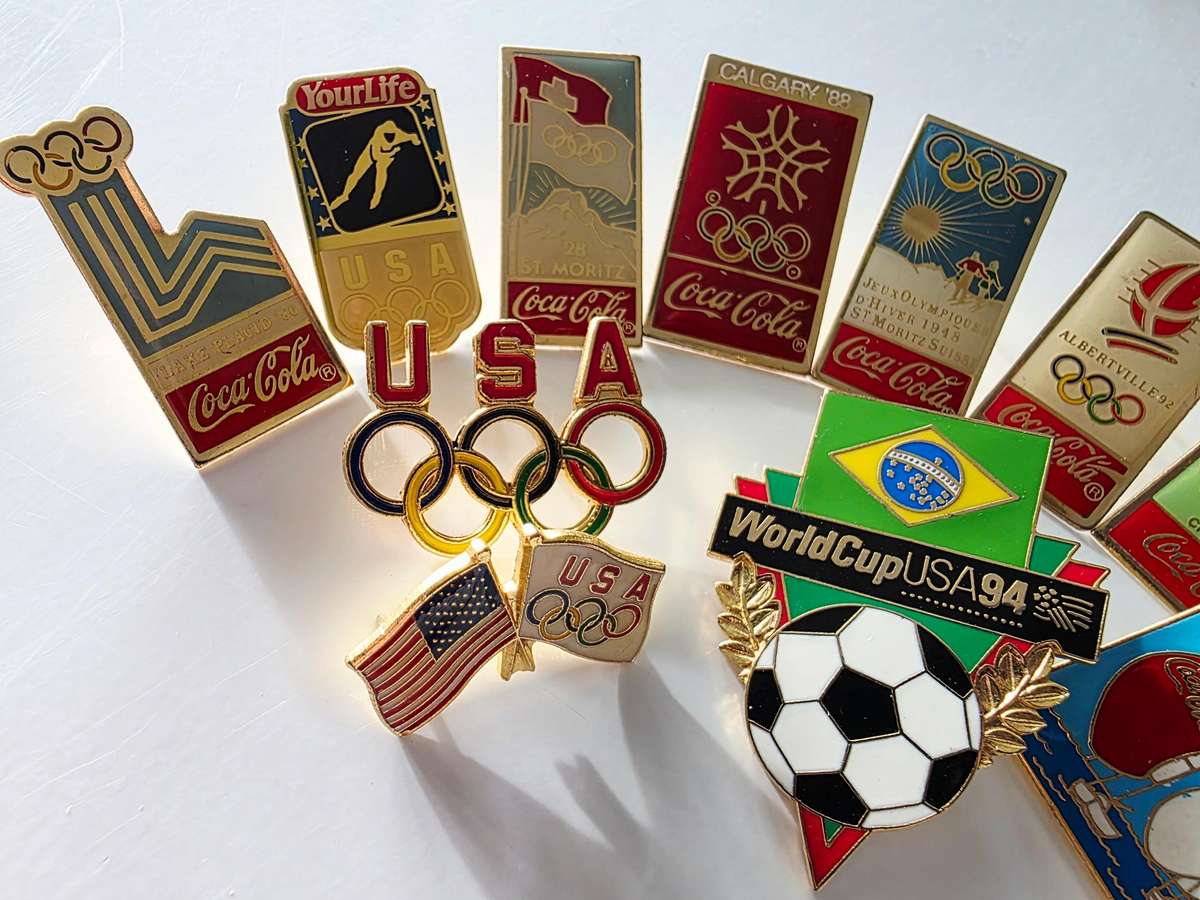 12 x VINTAGE COCA-COLA - LAPEL PINS - TOP LOT - HIGHLY COLLECTIBLE