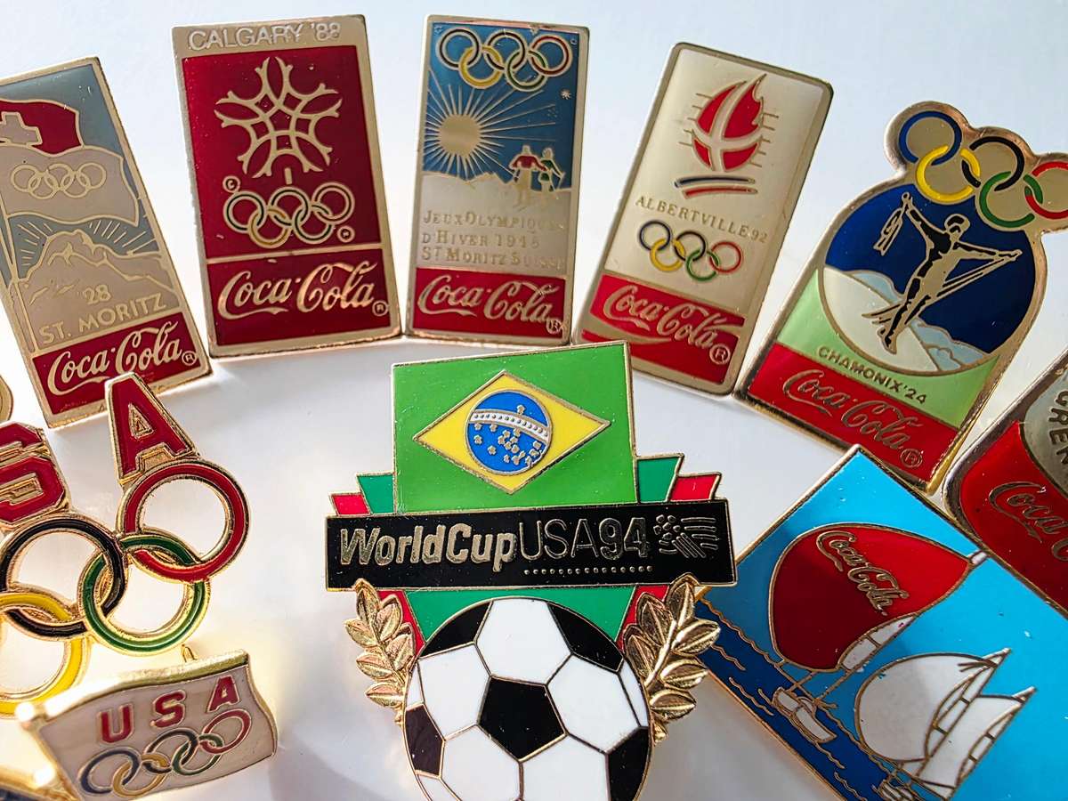 12 x VINTAGE COCA-COLA - LAPEL PINS - TOP LOT - HIGHLY COLLECTIBLE