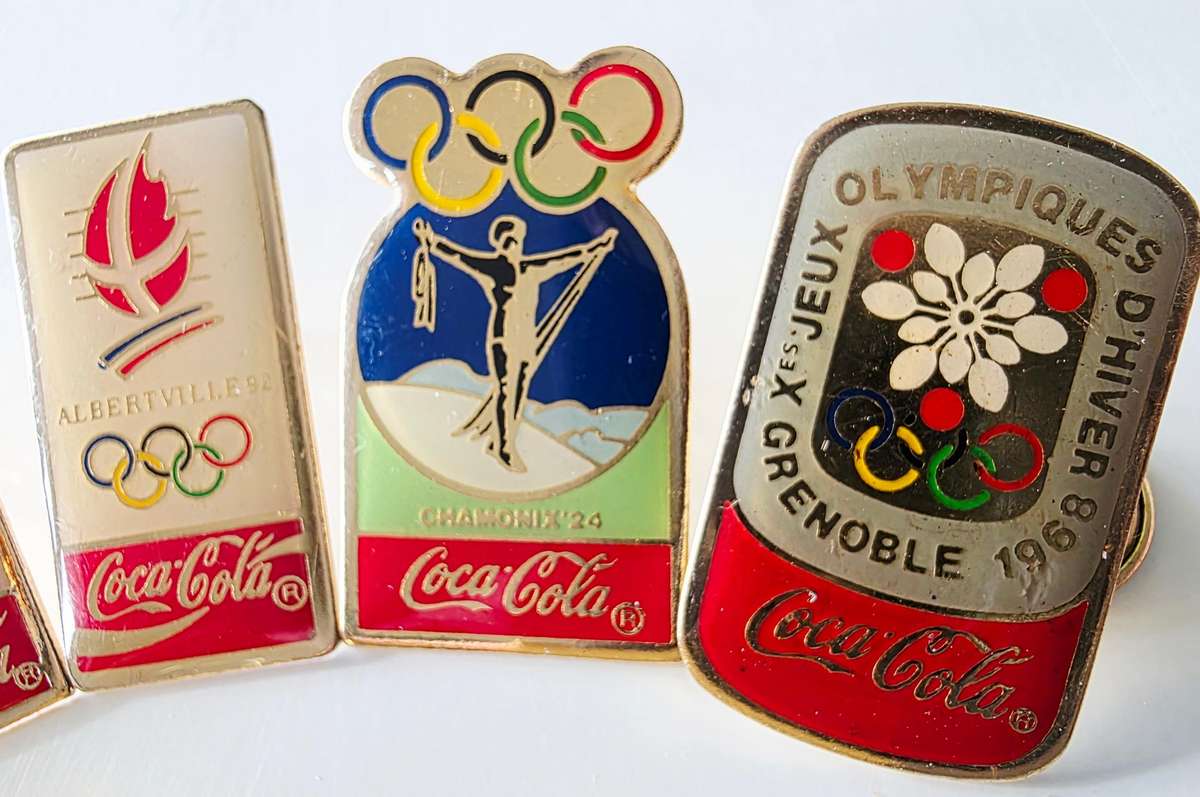 12 x VINTAGE COCA-COLA - LAPEL PINS - TOP LOT - HIGHLY COLLECTIBLE