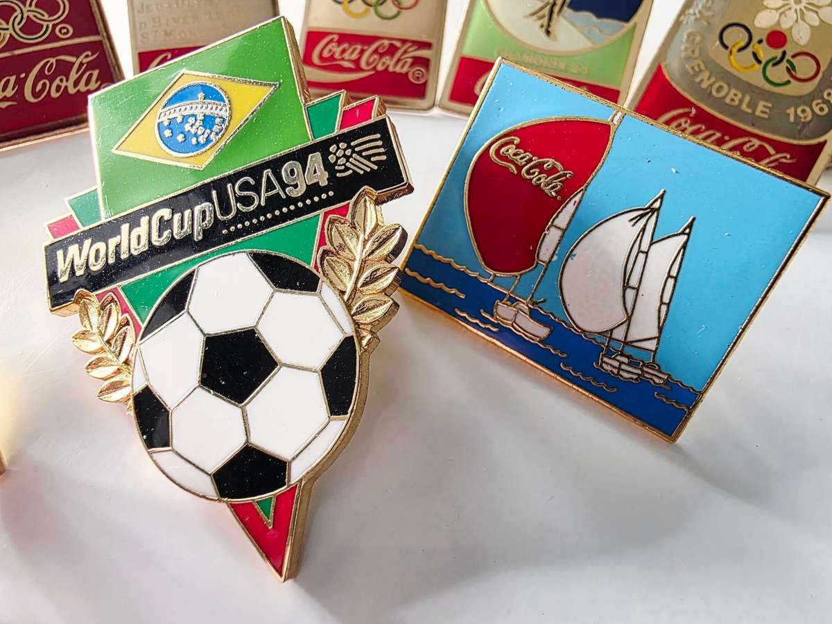 12 x VINTAGE COCA-COLA - LAPEL PINS - TOP LOT - HIGHLY COLLECTIBLE