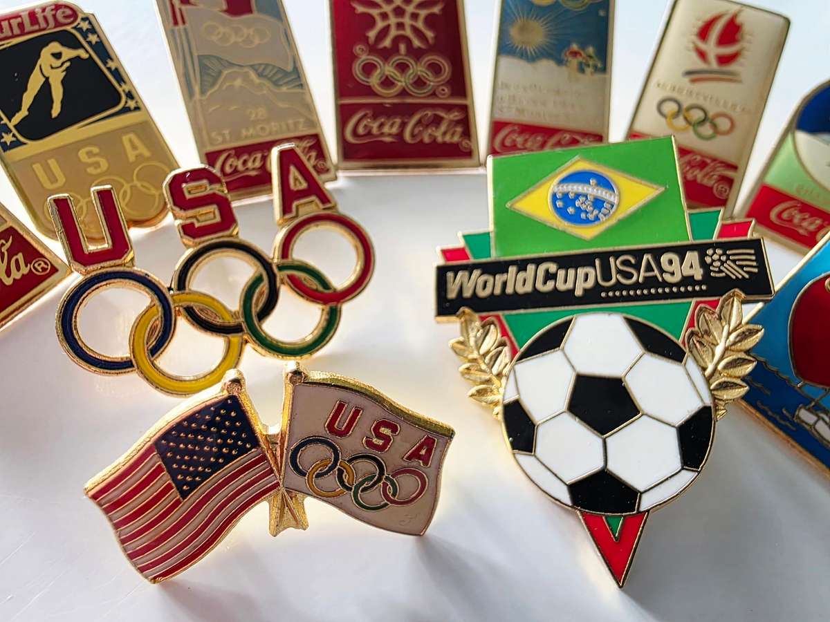 12 x VINTAGE COCA-COLA - LAPEL PINS - TOP LOT - HIGHLY COLLECTIBLE