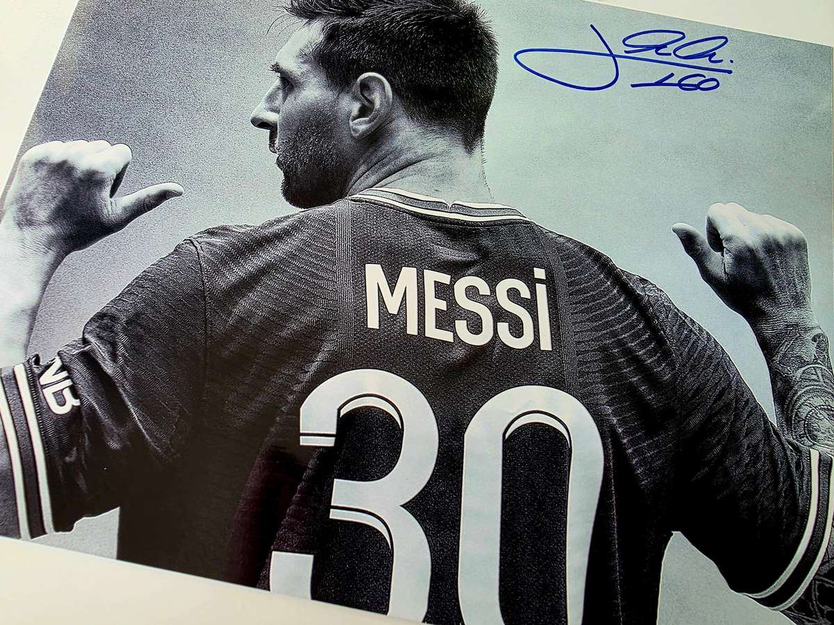 **LIONEL MESSI** AUTHENTIC AUTOGRAPH - 100% ORIGINAL