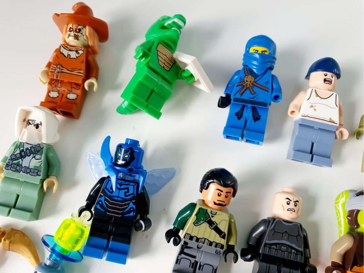 LOT OF ORIGINAL LEGO MINIATURE FIGURINES + TOOLS