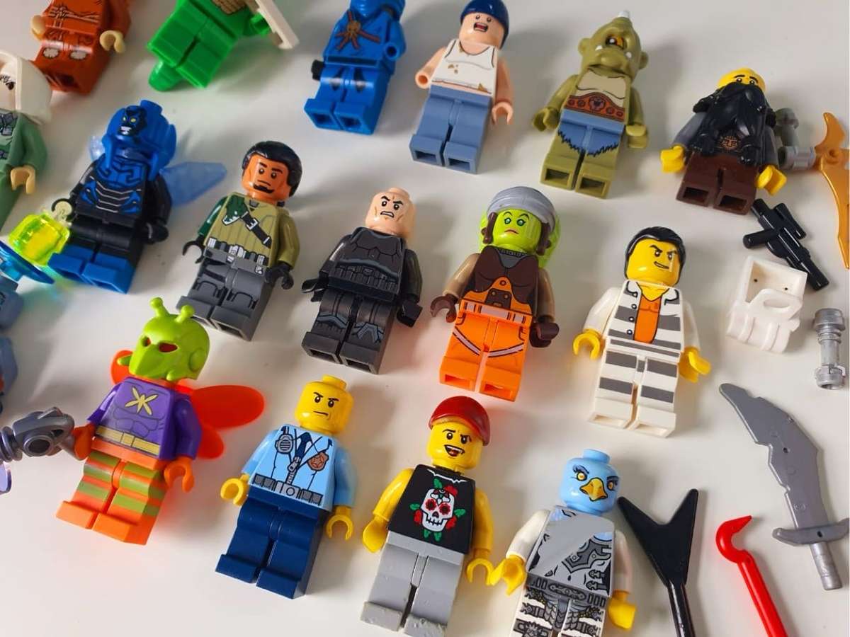 LOT OF ORIGINAL LEGO MINIATURE FIGURINES + TOOLS