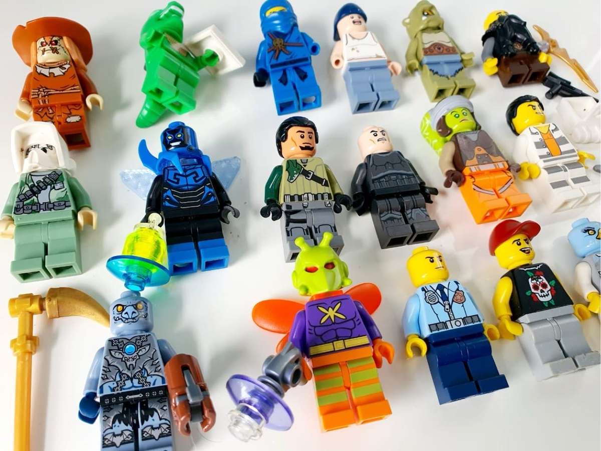 LOT OF ORIGINAL LEGO MINIATURE FIGURINES + TOOLS