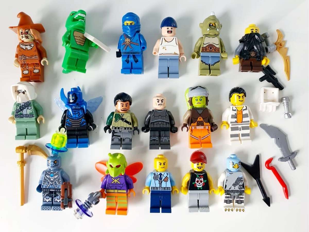 LOT OF ORIGINAL LEGO MINIATURE FIGURINES + TOOLS