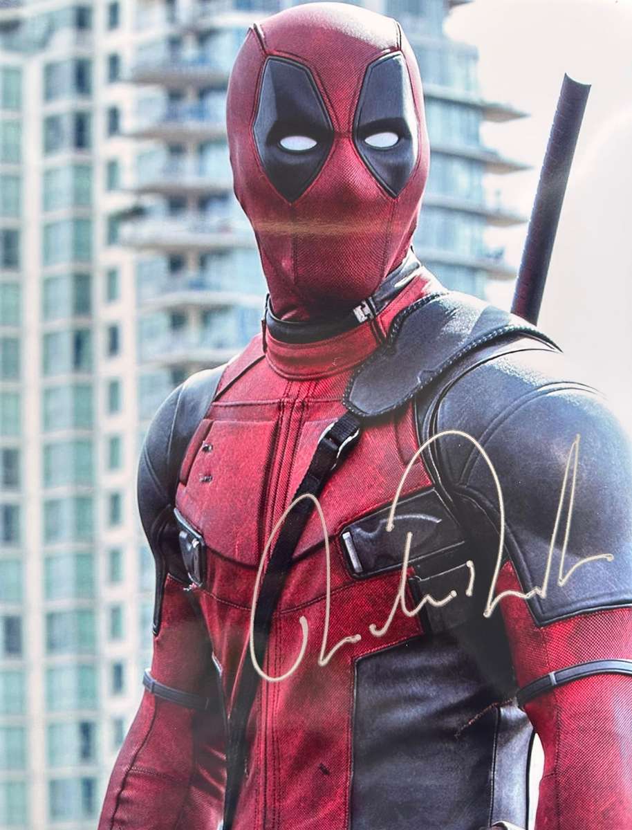 RYAN REYNOLDS/DEADPOOL -  AUTHENTIC AUTOGRAPH - 100% ORIGINAL - WITH COA