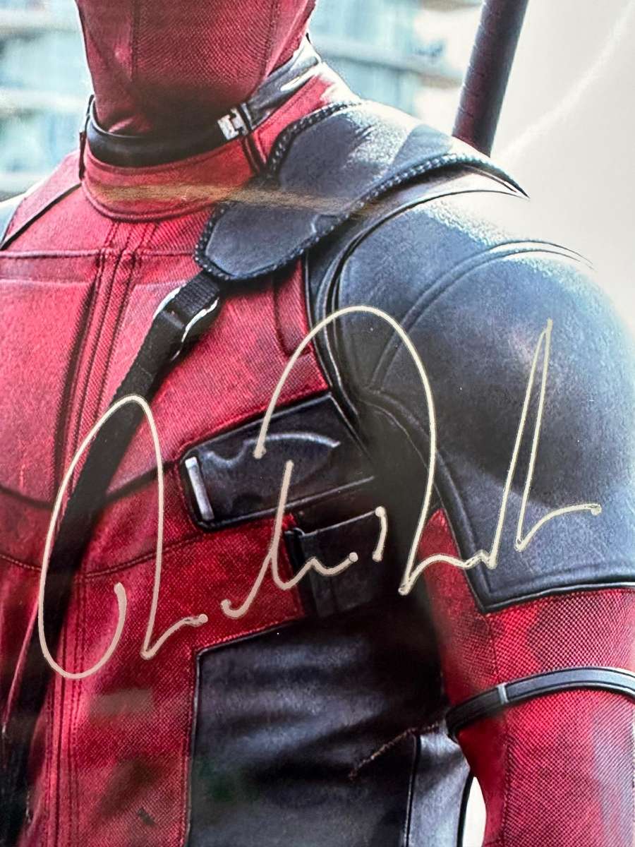 RYAN REYNOLDS/DEADPOOL -  AUTHENTIC AUTOGRAPH - 100% ORIGINAL - WITH COA