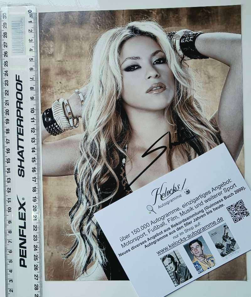 Authentic Shakira Autographed Laundry Service Era Promo Photo (8x10)