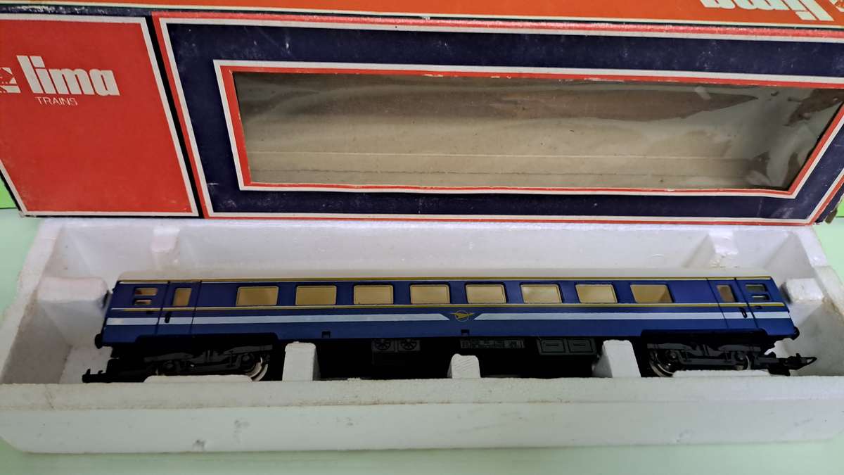 LIMA SAR Blue Train Couch HO Scale BOXED