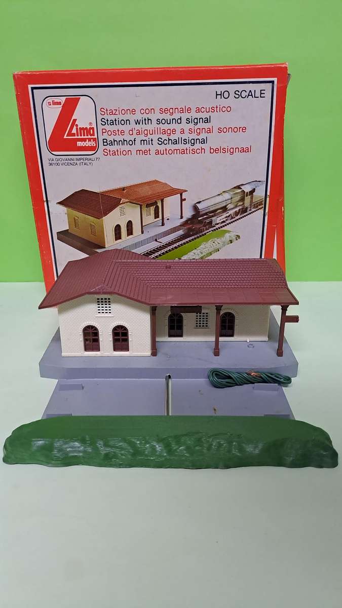 LIMA Station With Bell BOXED (NEW old stock only one)
