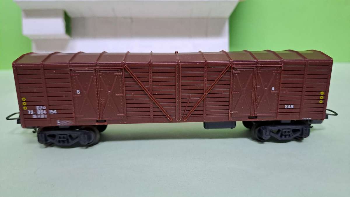 LIMA SAR HO Scale Brown Cattle wagon BOXED