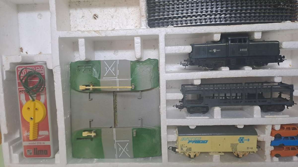 LIMA Goods Train Set (Locomotive with 2 goods wagons and crossing) BOXED