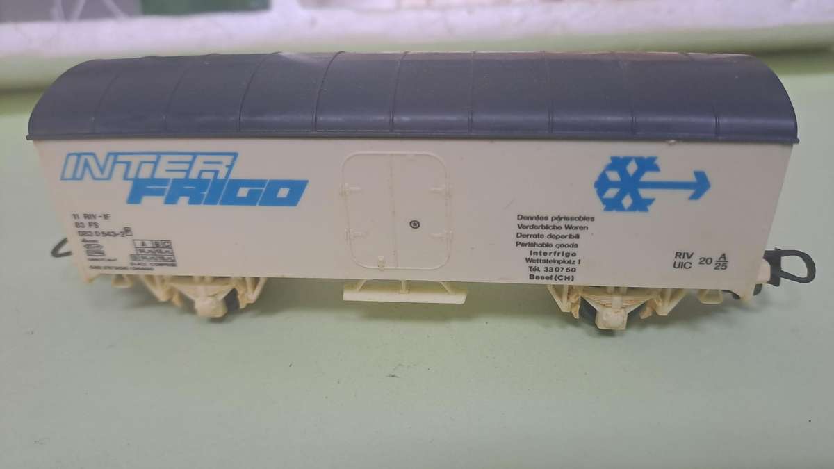 LIMA Goods Train Set (Locomotive with 2 goods wagons and crossing) BOXED