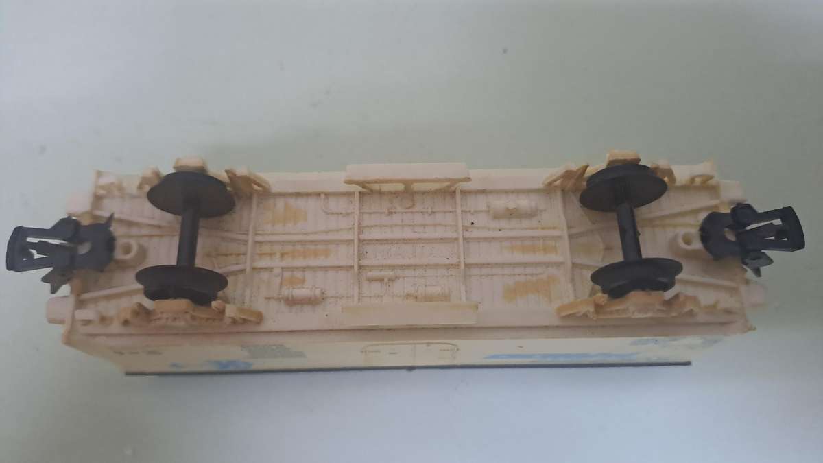 LIMA Goods Train Set (Locomotive with 2 goods wagons and crossing) BOXED