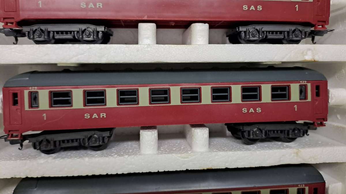 LIMA SAR Train Set (Locomotive with 3 passenger) BOXED