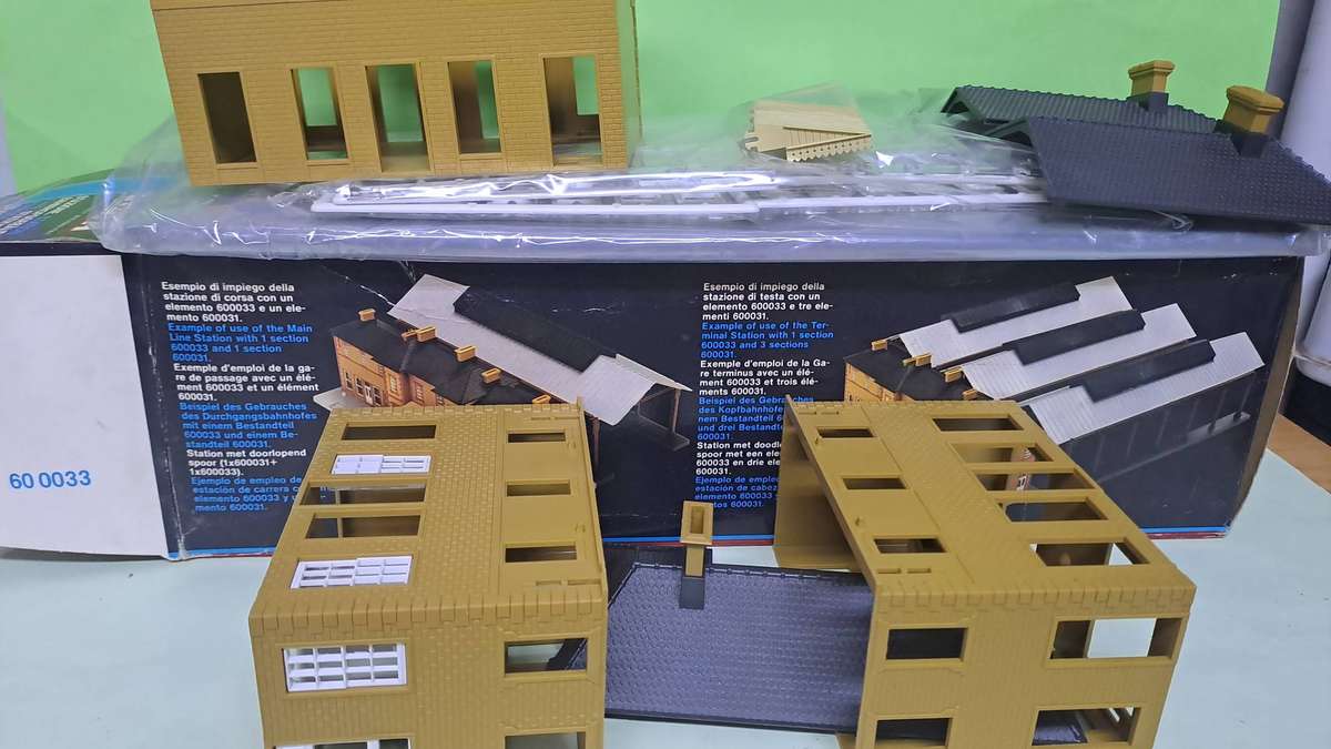 LIMA Large Station (NEW old stock only one)