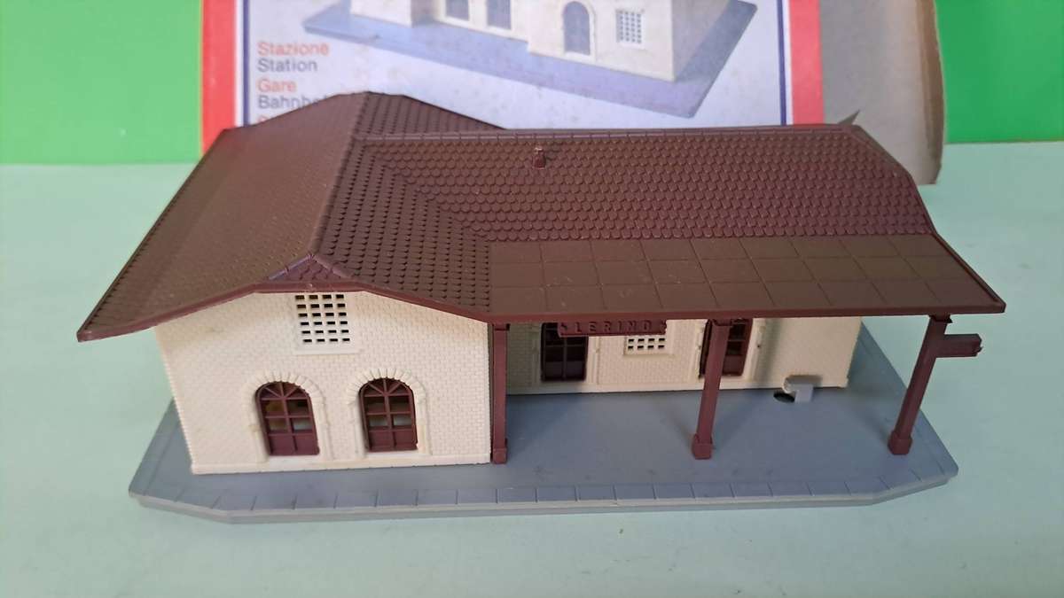 LIMA Station BOXED (NEW old stock)