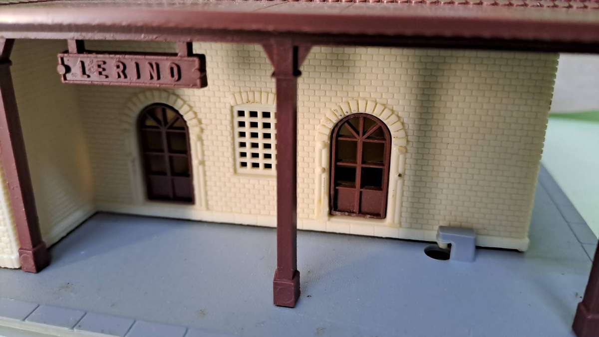 LIMA Station BOXED (NEW old stock)