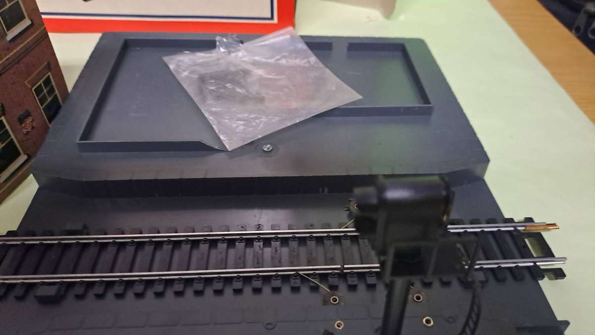 LIMA Station With Signal BOXED (NEW old stock)