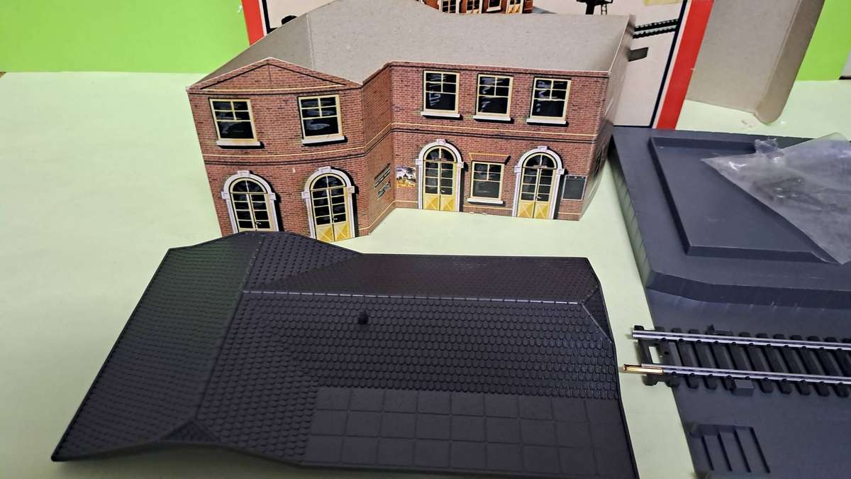 LIMA Station With Signal BOXED (NEW old stock)