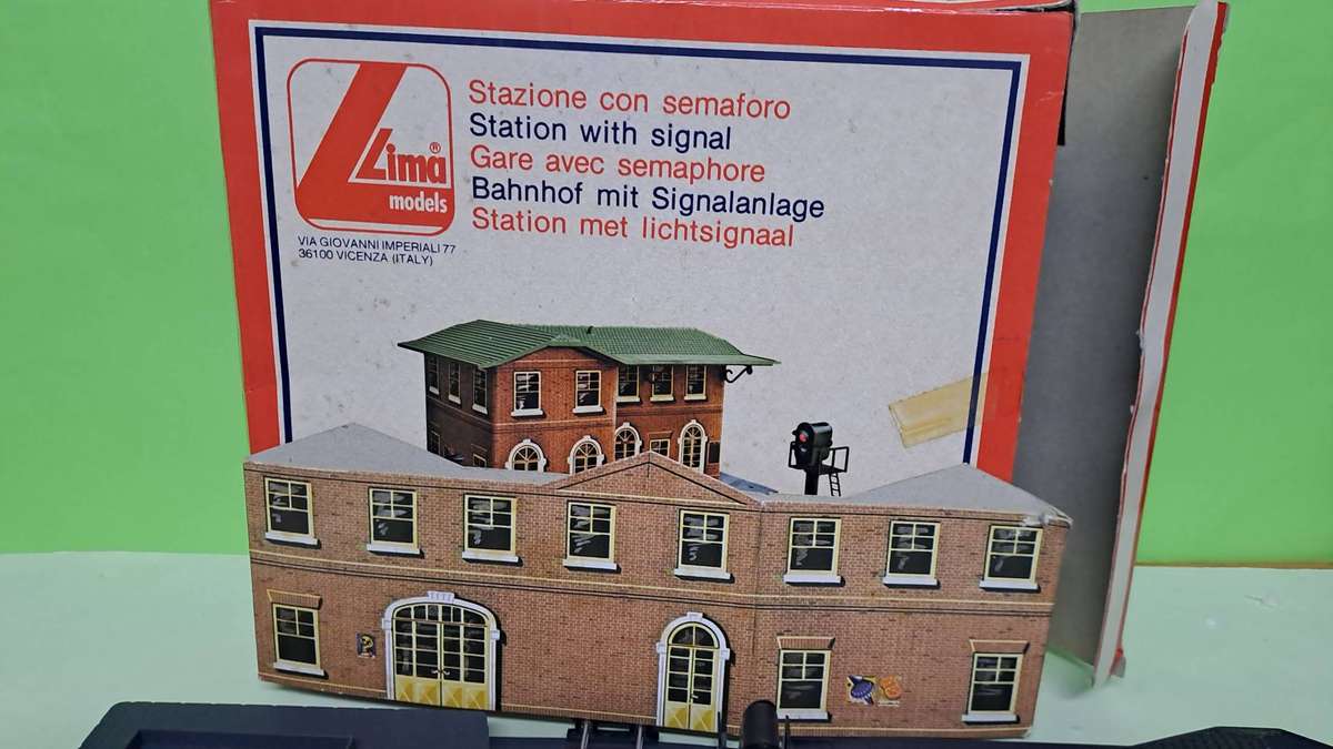 LIMA Station With Signal BOXED (NEW old stock)