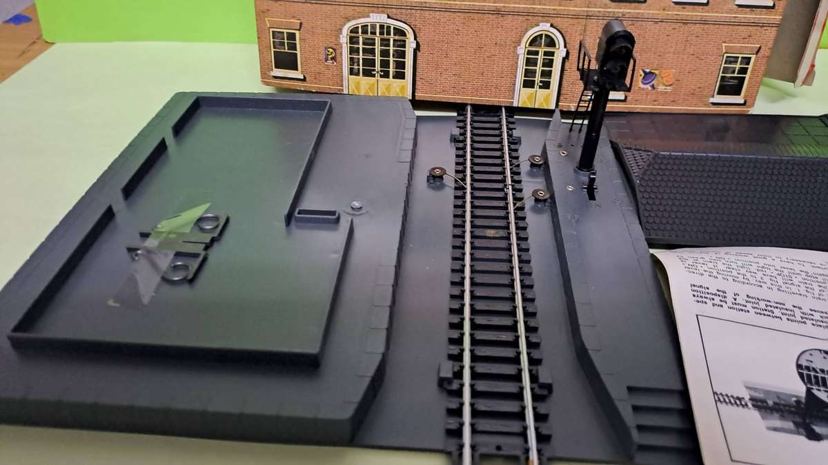 LIMA Station With Signal BOXED (NEW old stock)