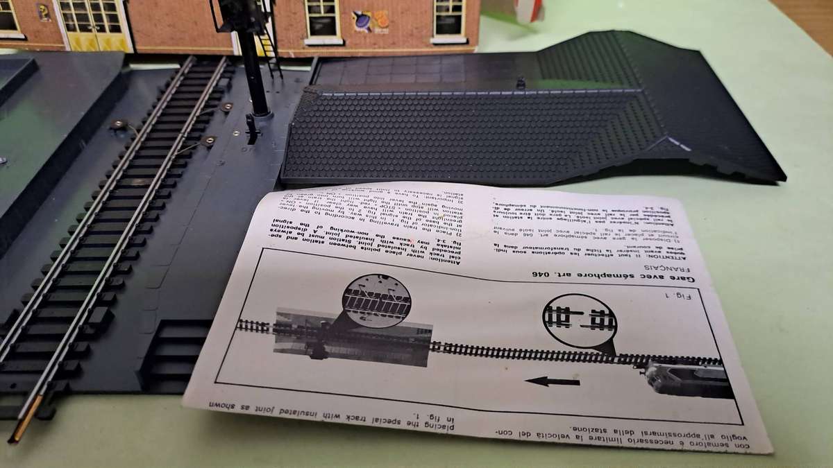 LIMA Station With Signal BOXED (NEW old stock)